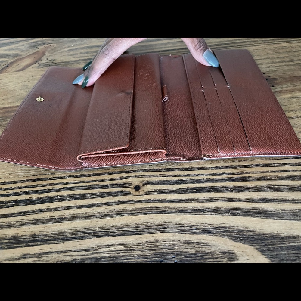 Louis Vuitton Wallet-Authentic - Picture 7 of 9